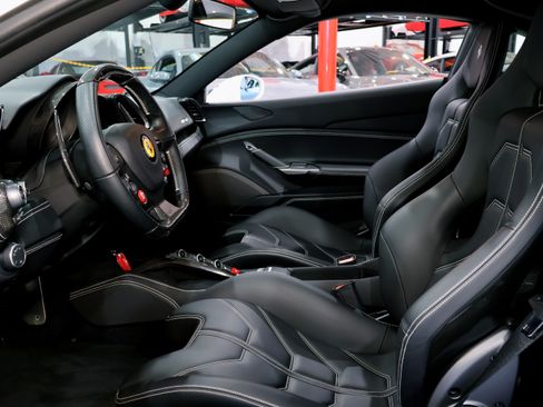 Used 2017 Ferrari 488 GTB RWD image 19