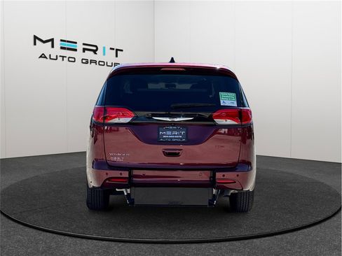 Used 2023 Chrysler Voyager LX image 8