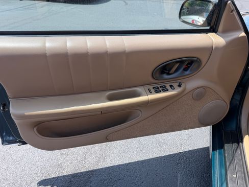 Used 1995 Oldsmobile Cutlass Supreme Convertible FWD image 3