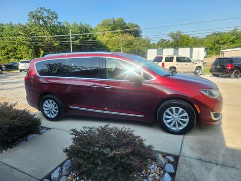 Used 2018 Chrysler Pacifica Touring-L FWD image 5