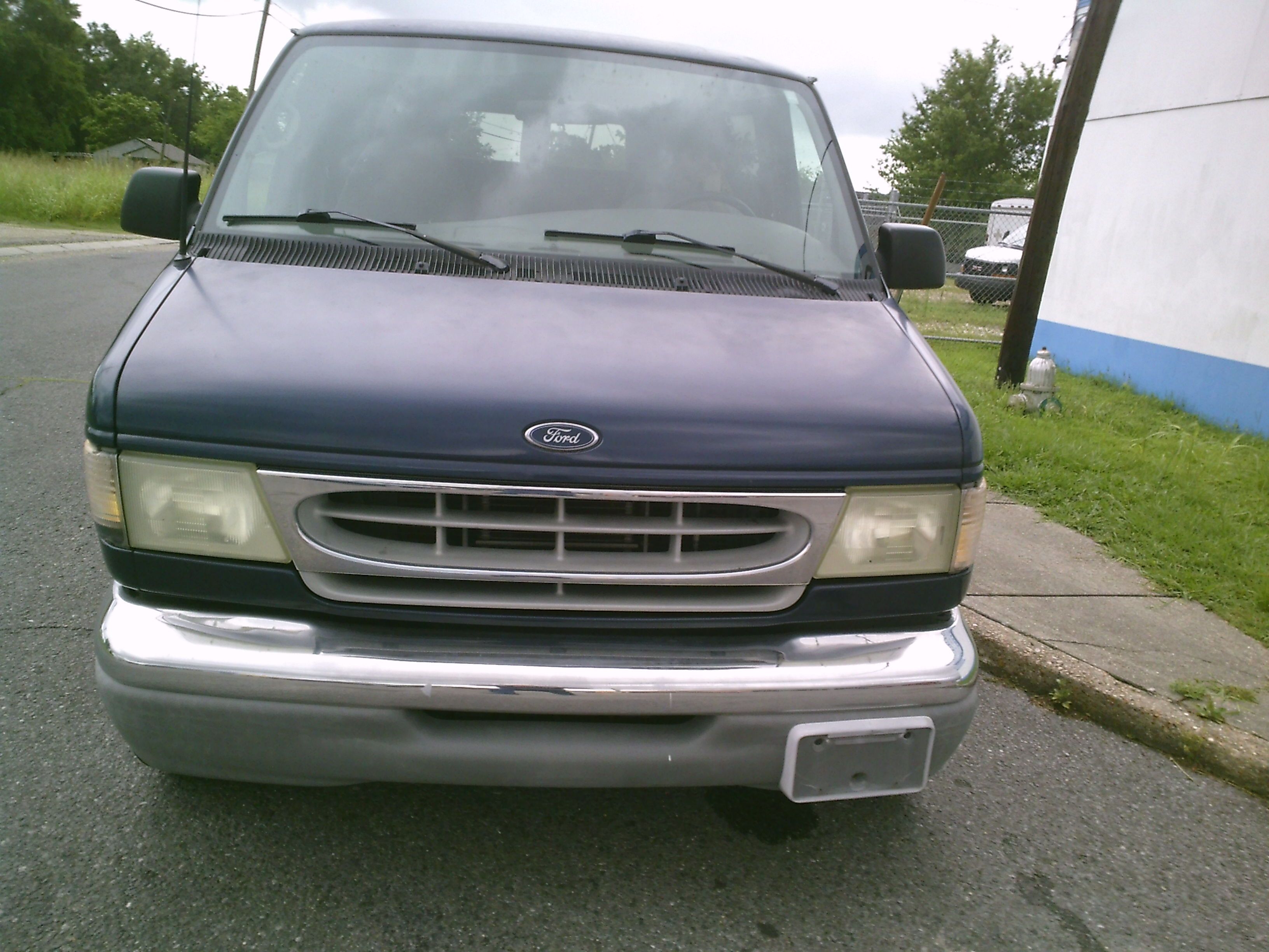 Used 2002 Ford E-350 and Econoline 350 Club Wagon Extended Super Duty RWD image 4
