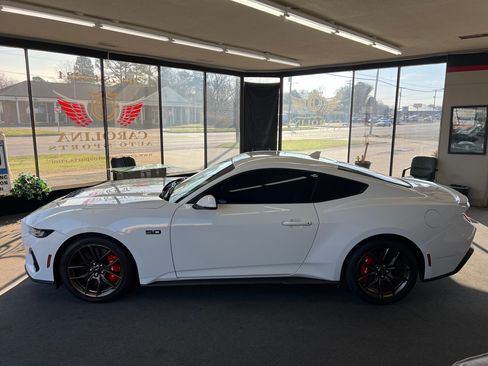 Used 2025 Ford Mustang GT Premium RWD image 5