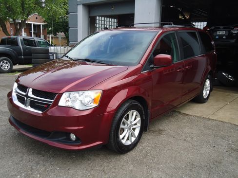 Used 2019 Dodge Grand Caravan SXT FWD image 2