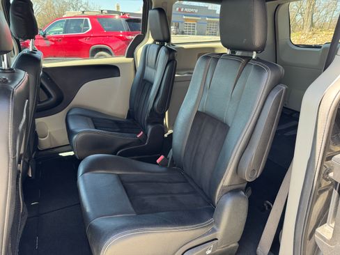 Used 2017 Dodge Grand Caravan SXT image 6