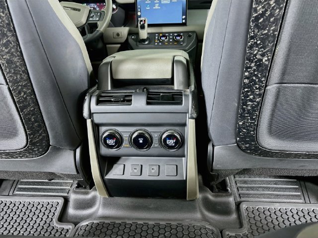 Used 2025 Land Rover Defender 110 OCTA AWD/4WD image 25