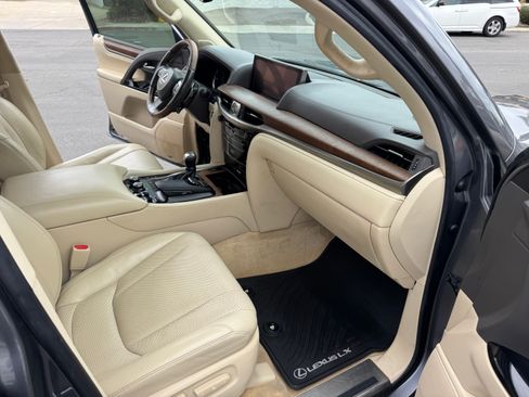 Used 2016 Lexus LX 570 image 34