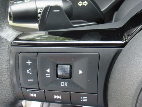 Used 2021 Nissan Rogue SV image 16