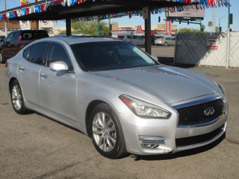 Used 2017 INFINITI Q70 Premium image 16