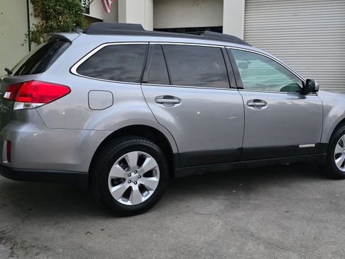 Used 2011 Subaru Outback 2.5i Limited image 7