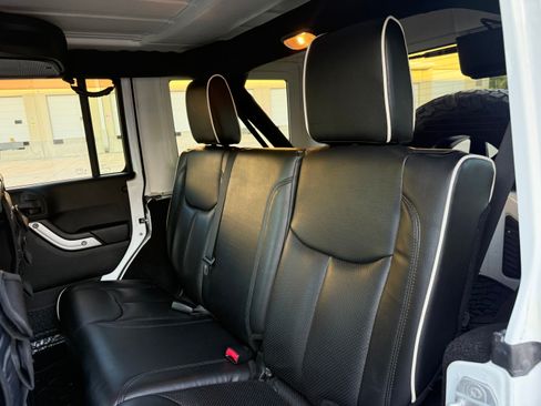 Used 2015 Jeep Wrangler 4WD Unlimited Sahara image 76