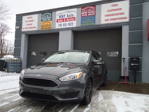 Used 2015 Ford Focus SE image 1