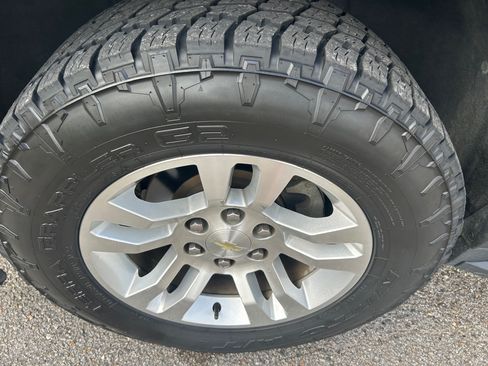 Used 2019 Chevrolet Suburban LT image 18