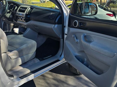 Used 2011 Toyota Tacoma Off-Road image 23
