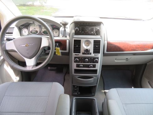 Used 2010 Chrysler Town & Country Touring FWD image 31