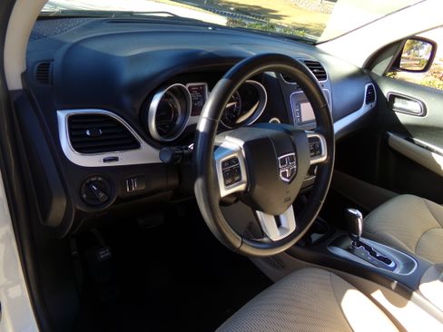 Used 2014 Dodge Journey SXT image 10