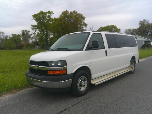 Used 2017 Chevrolet Express 3500 LT image 2