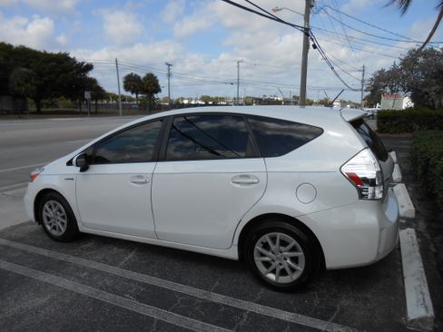 Used 2014 Toyota Prius V Two image 3
