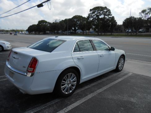 Used 2014 Chrysler 300 AWD image 5