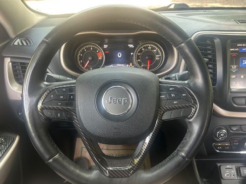 Used 2018 Jeep Cherokee FWD Limited image 11