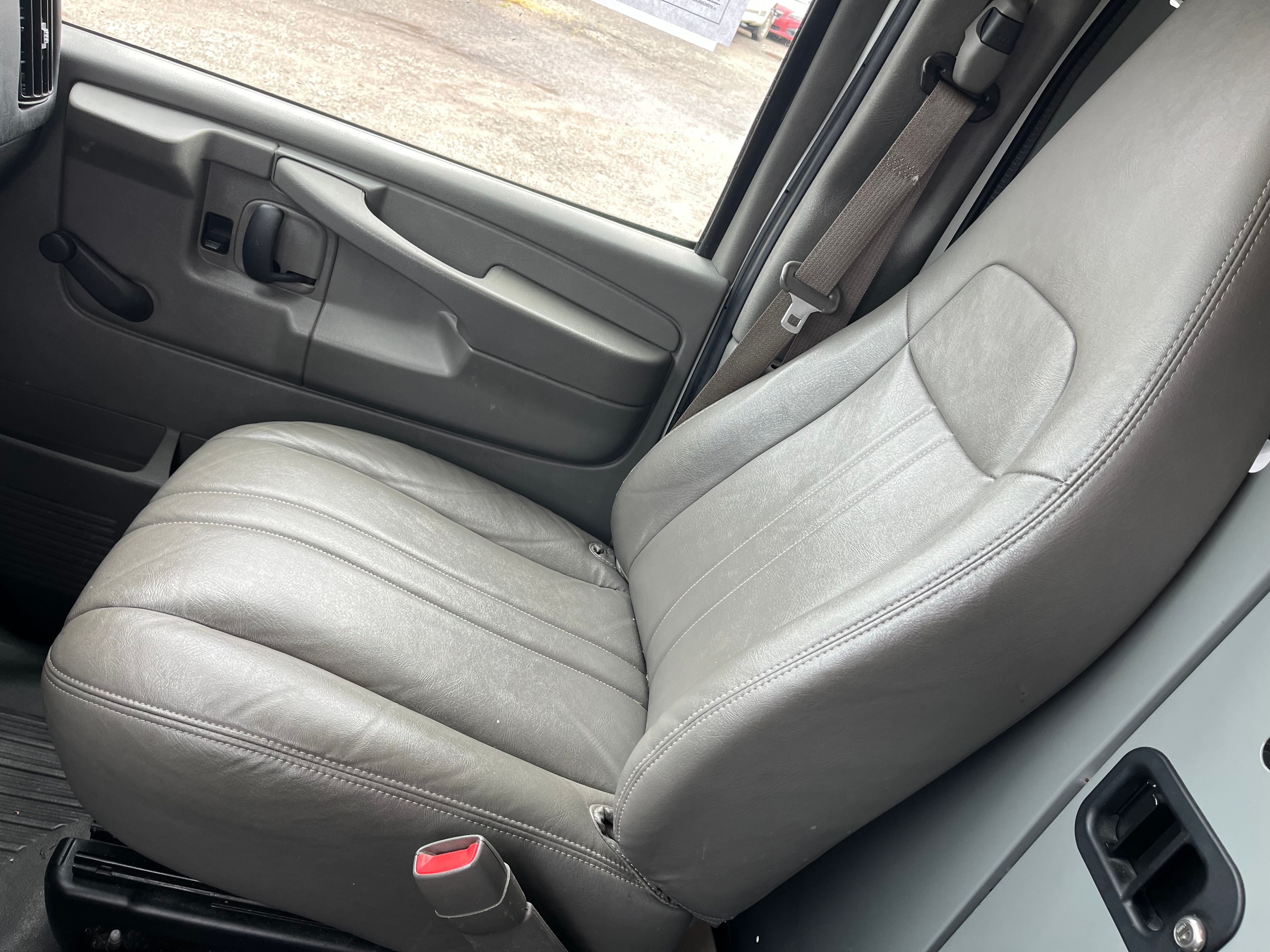 Used 2010 Chevrolet Express 2500 RWD image 16