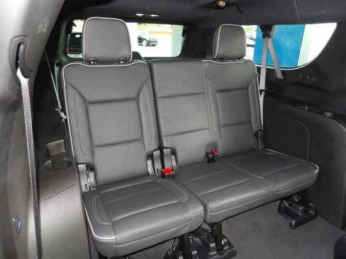 Used 2025 Chevrolet Suburban 2WD Premier image 21