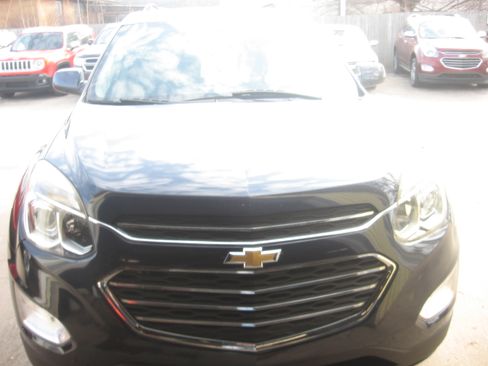 Used 2017 Chevrolet Equinox LT image 2