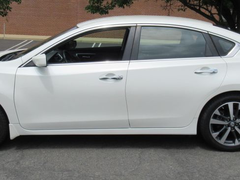 Used 2017 Nissan Altima SR FWD image 5