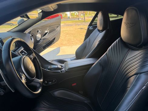 Used 2017 Aston Martin DB11 V12 Coupe RWD image 14