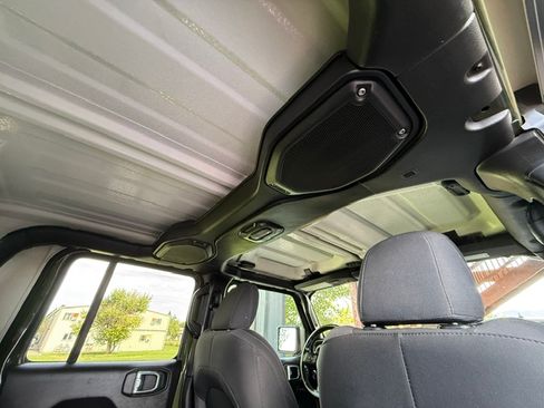 Used 2021 Jeep Gladiator Willys AWD/4WD image 16