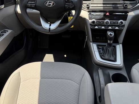 Used 2020 Hyundai Elantra SE Sedan FWD image 11