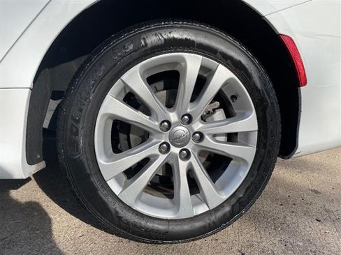 Used 2016 Chrysler 200 Limited image 7