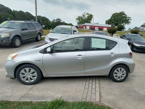 Used 2013 Toyota Prius C One Hatchback 4D FWD image 2