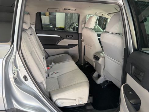 Used 2014 Toyota Highlander FWD LE V6 image 16
