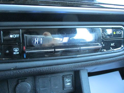 Used 2017 Toyota Corolla LE image 34