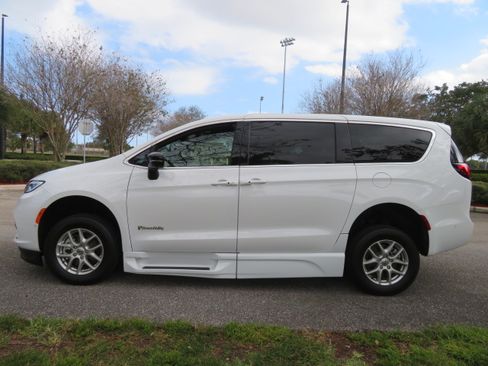 Used 2025 Chrysler Pacifica Select image 11