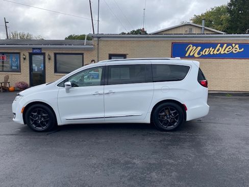 Used 2018 Chrysler Pacifica Limited image 2