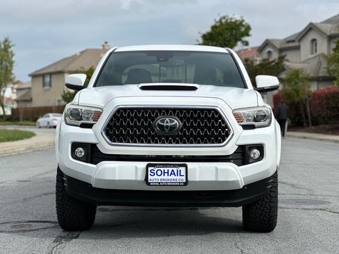 Used 2018 Toyota Tacoma RWD image 4