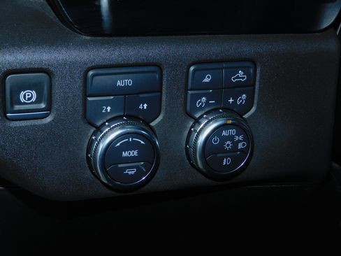 Certified 2025 GMC Sierra 1500 SLT image 28