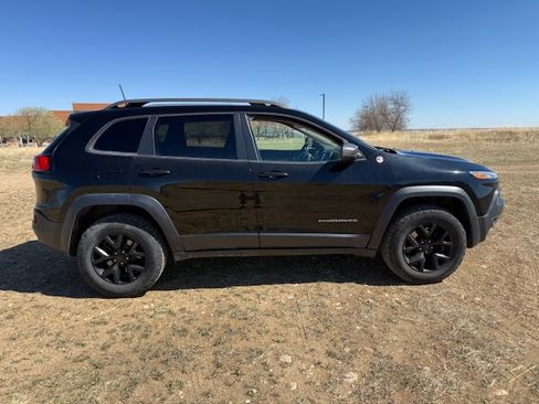 Used 2017 Jeep Cherokee Trailhawk image 4