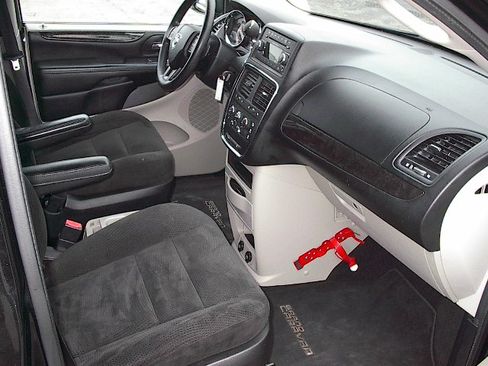 Used 2016 Dodge Grand Caravan SE image 9