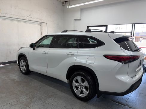 Used 2022 Toyota Highlander FWD LE V6 image 4