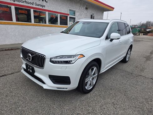 Used 2021 Volvo XC90 T6 Momentum image 3