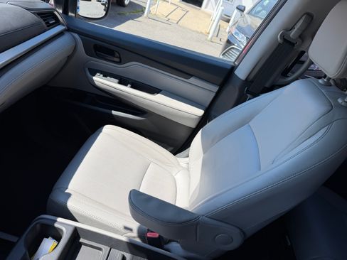 Used 2019 Honda Odyssey EX-L w/ RES & Navigation image 11