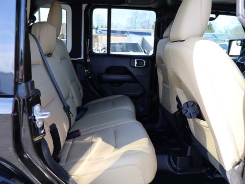 Used 2018 Jeep Wrangler Unlimited Sahara image 12