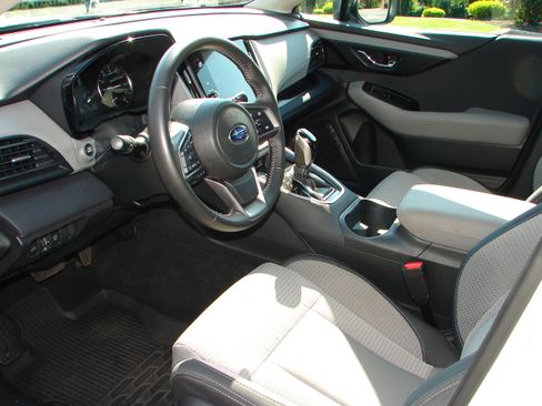 Used 2025 Subaru Outback Premium AWD/4WD image 5