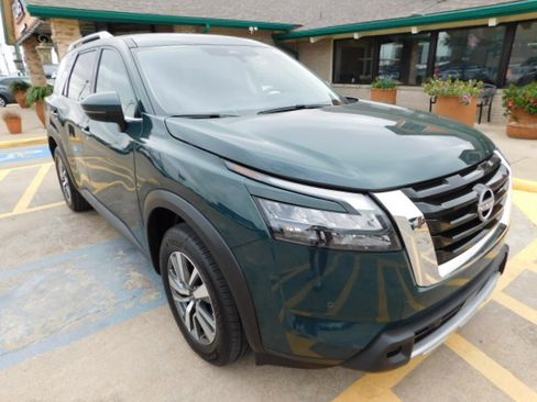 Used 2025 Nissan Pathfinder SL FWD image 1
