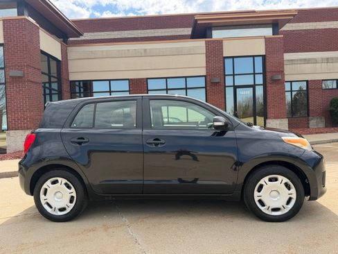 Used 2009 Scion xD image 2