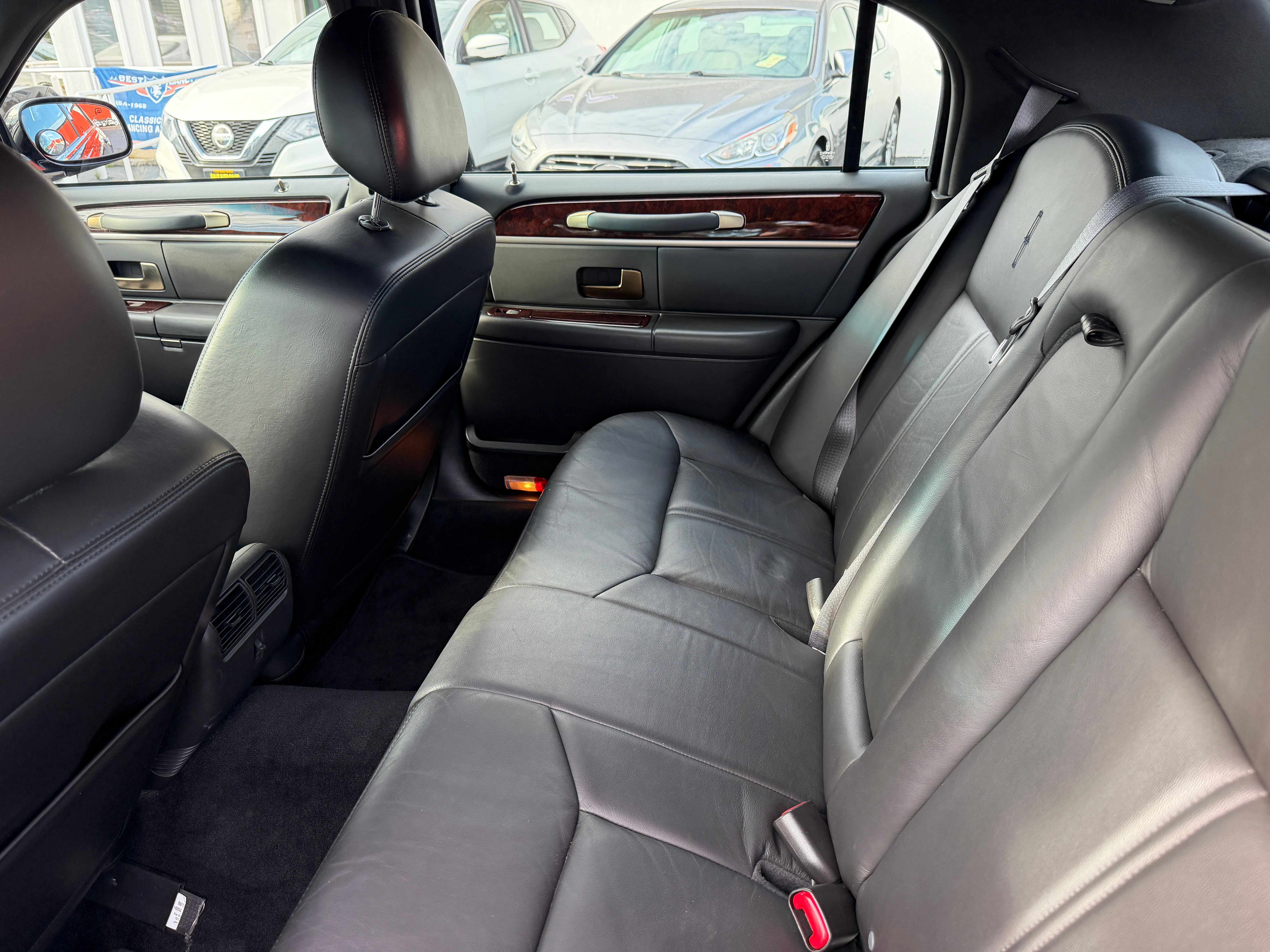 Used 2009 Lincoln Town Car Signature Limited RWD image 16