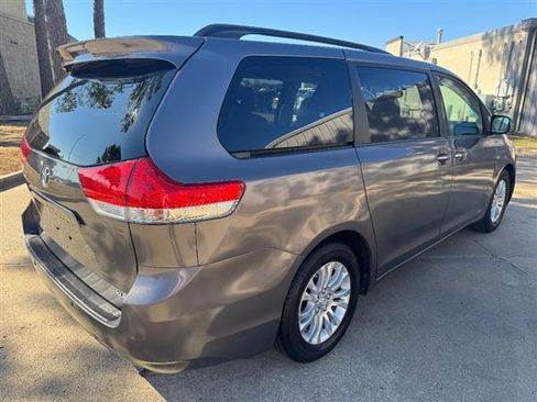 Used 2014 Toyota Sienna XLE image 7