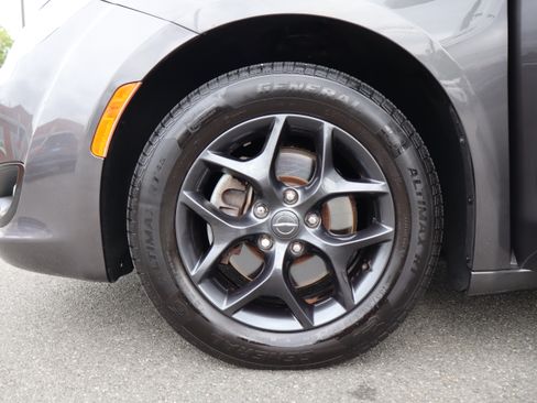Used 2019 Chrysler Pacifica Touring-L FWD image 34
